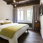 Goldenstern Townhouse מלון