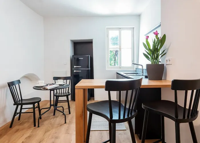 Goldenstern Townhouse 4*